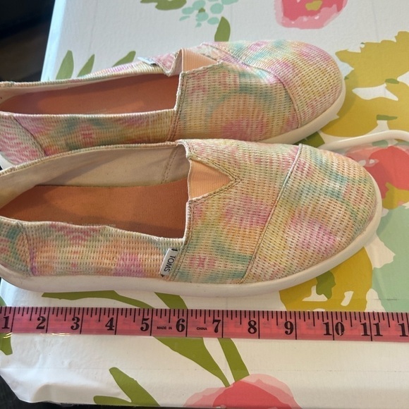 Tom is 8.5 tie-dye slip on shoes. - Picture 2 of 8